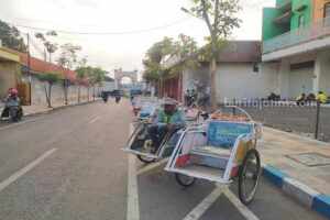 Pengendara Becak di alun-alun Kota Pasuruan Pengendara Becak di alun-alun Kota Pasuruan