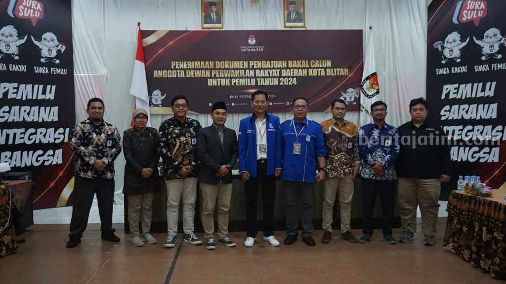 360 Bacaleg Akan Perebutkan 25 Kursi DPRD Kota Blitar PAN Kota Blitar mendaftarkan 50 bacalegnya ke KPU