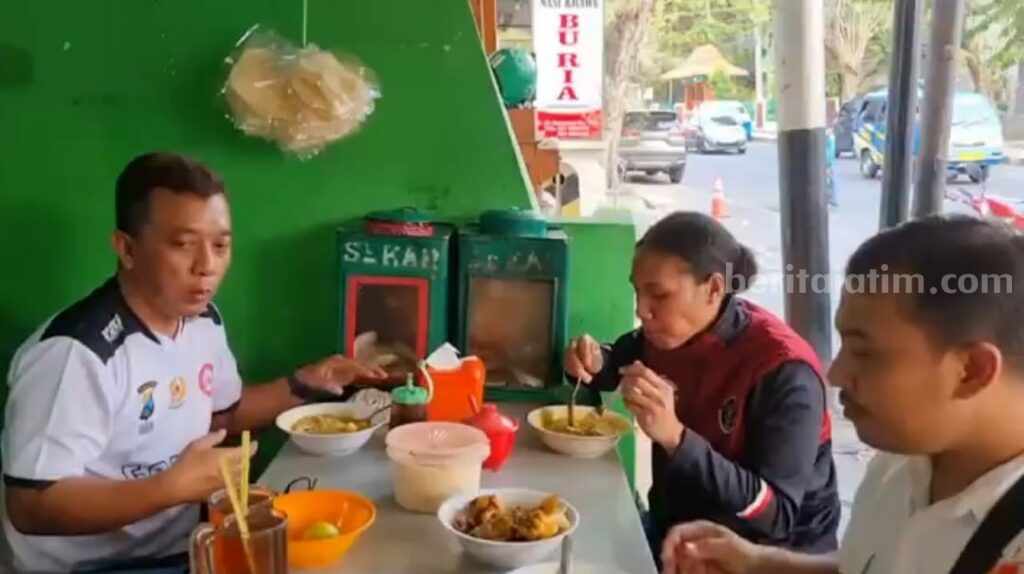 Usai SEA Games, Punggawa Timnas Voli Putri Asal Gresik Kangen Soto Ayam Punggawa timnas voli putri Mediol Yoku (dua dari kanan) saat menyantap soto ayam didampingi perwakilan KONI Kabupaten Gresik