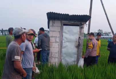 Polisi saat melakukan olah tempat kejadian perkara di salah satu gubuk mesin pompa air di Desa/Kecamatan Kartoharjo, Kamis (18/5/2023)