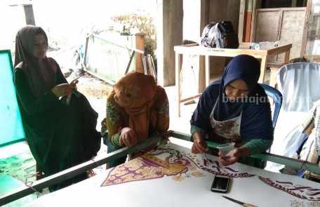 Pengerjaan kain batik motif Puji Syukur yang dibagikan pada CJH Magetan.