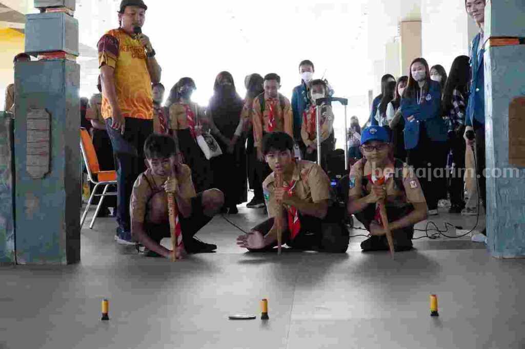 Mahasiswi UK Petra Surabaya Bikin Festival Permainan Tradisional Austin bersama Komuntas Kampoeng Doalanan Surabaya sharing di depan pengunjung