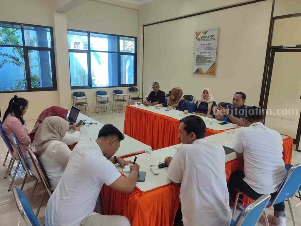 BPSDMP Surabaya dan Stikosa-AWS Kembangkan 5 Program untuk Masyarakat Stikosa-AWS membahas teknis lanjutan implementasi kerjasama tahun 2023 bersama jajaran BPSDMP Surabaya di kampus Stikosa-AWS