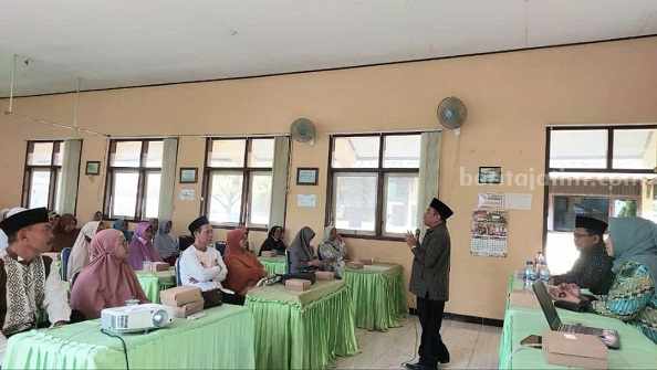 Kepala Kemenag Tuban Ahmad Munir saat memberikan materi bimbingan manasik Haji di tiga Kecamatan. [Foto:Diah Ayu/beritajatim.com]