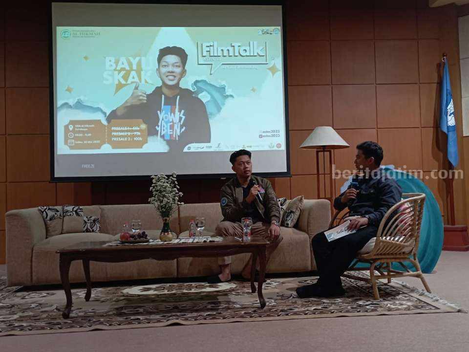OSIS SMA Al Hikmah Surabaya Hadirkan Bayu Skak dalam FilmTalk Bayu Skak saat menjadi keynote speaker pada FilmTalk SMA Al Hikmah Surabaya
