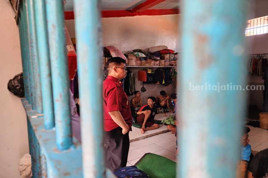 Warga Binaan Lapas Sidoarjo Bertegur Sapa dengan Kadivpas Kadivpasberbincang-bincang dengan warga binaan Lapas Sidoarjo