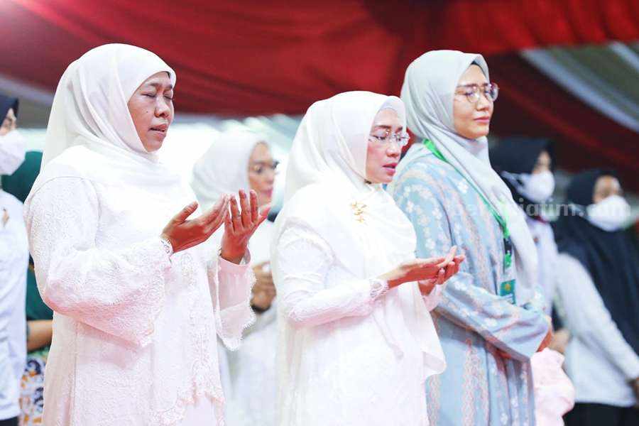 Gubernur Jatim Khofifah Indarparawansa saat menghadiri haul Syaikh Nawawi