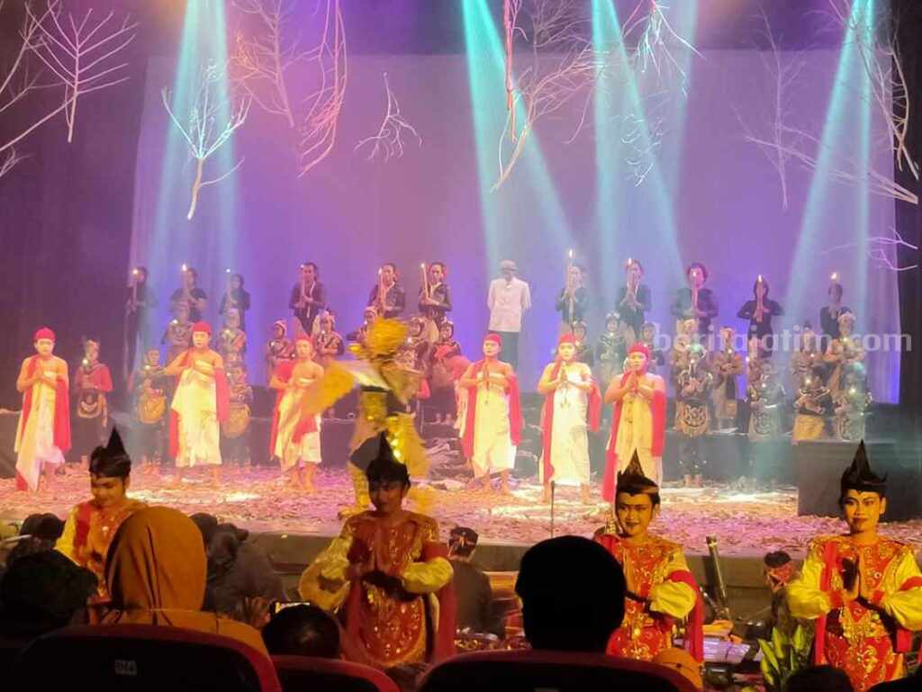 Pentas kolaborasi ludruk Sandiwara Matahati berjudul Kepaten Obor di Gedung Cak Durasim Surabaya