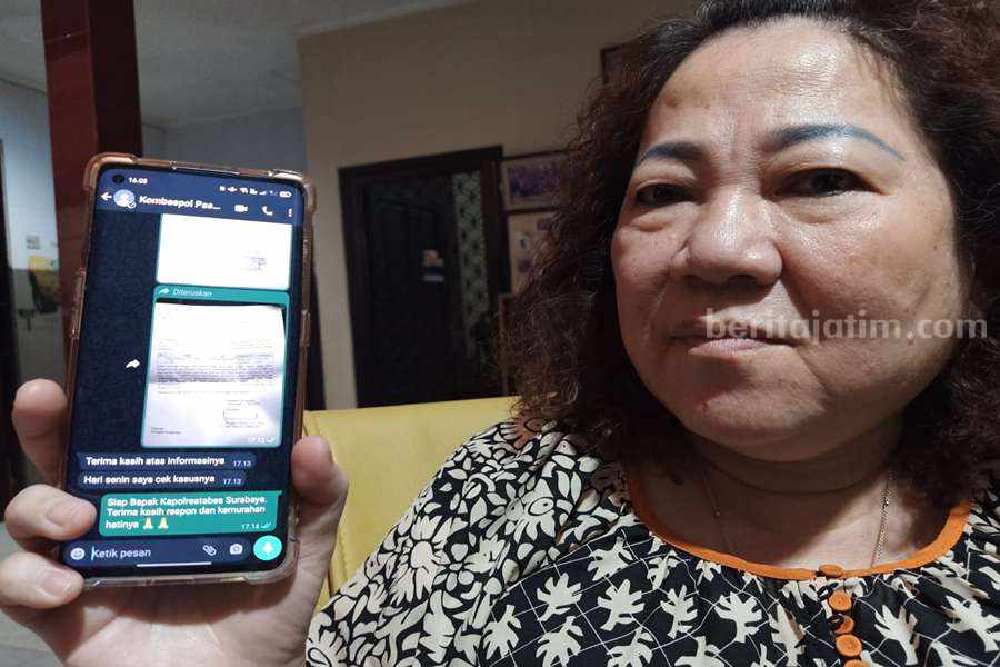 Metty Oesman menunjukan pesan Kapolrestabes Surabaya, Kombes Pol Pasma Royce. (Foto/anggadia)