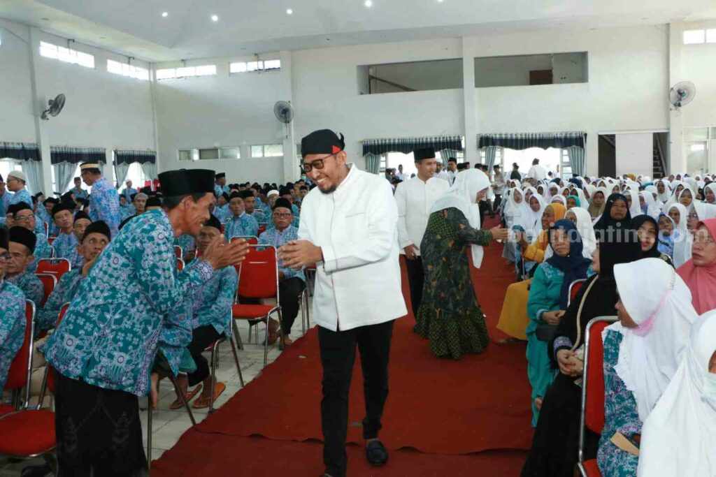Bupati Sumenep Minta Didoakan Para Jemaah Haji Agar Bisa Segera Berangkat ke Tanah Suci Bupati Sumenep menyapa calon haji