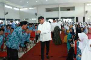 Bupati Sumenep Minta Didoakan Para Jemaah Haji Agar Bisa Segera Berangkat ke Tanah Suci Bupati Sumenep menyapa calon haji