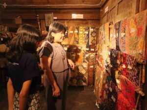 Pengunjung ALIT Indonesia disuguhkan dengan kerajinan tangan batik lokal Pengunjung ALIT Indonesia disuguhkan dengan kerajinan tangan batik lokal