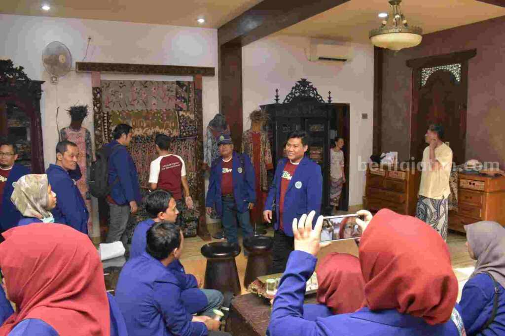 Kunjungan mahasiswa PDIM UM ke Kampung Batik Desa Paseseh, Madura (Foto: Istimewa)