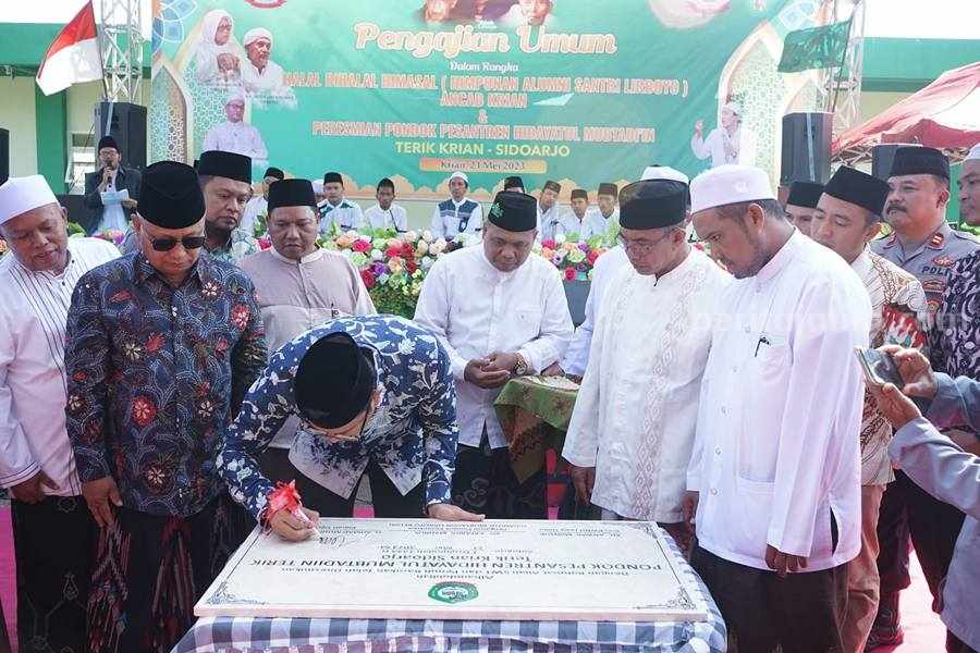 Bupati Sidoarjo Gus Muhdlor tandatangani prasasti Ponpes Hidayatul Mubtadi'in di Desa Terik Kec. Krian Bupati Sidoarjo Gus Muhdlor tandatangani prasasti Ponpes Hidayatul Mubtadi'in di Desa Terik Kec. Krian