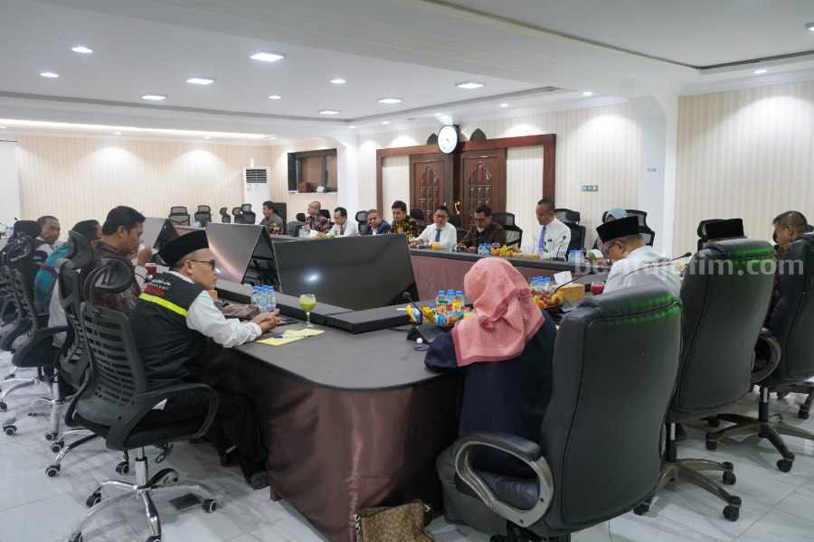 Konjen RI saat menggelar rapat koordinasi dengan PPIH Arab Saudi di Kantor Urusan Haji KJRI Jeddah. (Sumber foto: Kemenag.go.id)
