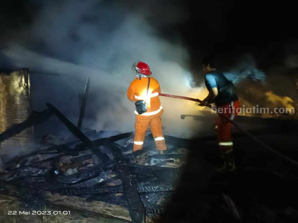 Rumah milik Supiah di Dusun Soko, Desa Medalem, Kecamatan Senori, Kabupaten Tuban yang hangus terbakar. [Foto:Diah Ayu/beritajatim.com]