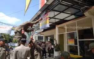 Reddoorz Griya Cempaka dan hotel Smart Tlogomas disegel oleh Satpol PP Kota Malang.