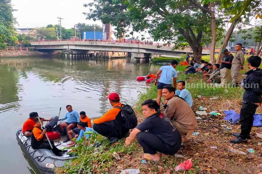 Dua Remaja Surabaya Ditemukan Tewas Tenggelam usai Lari dari Tawuran Petugas gabungan dari BPBD Kota Surabaya usai melakukan evakuasi terhadap dua jenazah di Sungan Pabean Cantikan, Senin (22/05/2023). (Foto/ist)