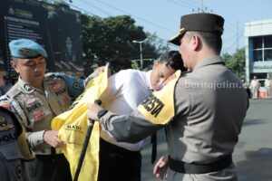 Kapolresta Malang Kota Kombes Pol Budi Hermanto secara simbolis memasangkan atribut polisi RW.