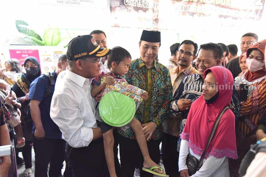 Menteri Koordinator Bidang Pembangunan Manusia dan Kebudayaan (Menko PMK) Prof. Dr. Muhadjir Effendy, M.A.P saat berada Balai Kelurahan Sidoklumpuk Kecamatan Sidoarjo