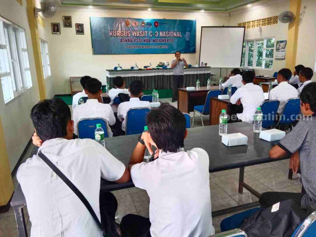 Puluhan peserta kursus wasit lisensi C-III ditatar pelatihan di eLKISI Edupark, Desa Mojorejo, Kecamatan Pungging, Kabupaten Mojokerto pekan lalu. [Foto : ist]