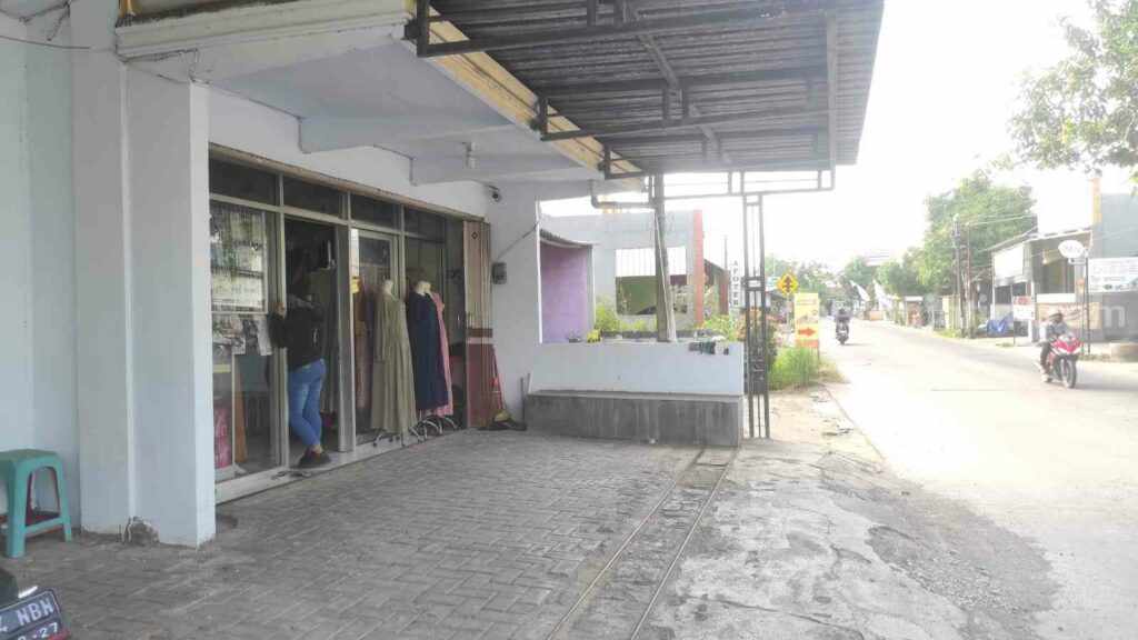 Situasi toko fashion milik Buchori di Desa Pulorejo, Kecamatan Dawarblandong, Kabupaten Mojokerto yang menjadi lokasi aksi curanmor. [Foto : ist]
