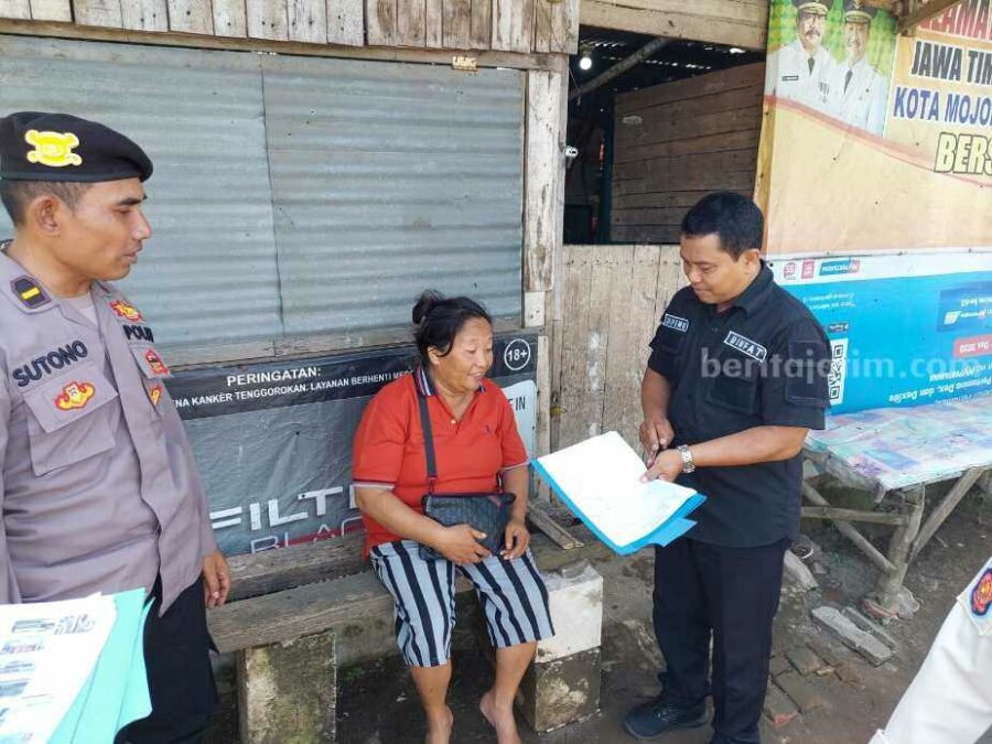 Petugas gabungan Dinas PU SDA Provinsi Jatim dan DPUPR Kabupaten Mojokerto saat melakukan sosialisasi dan penyampaian SP 1 terkait rencana penertiban ratusan bangunan liar di sepanjang aliran sungai Avour Wringinrejo dan Modongan, Kecamatan Sooko, Kabupaten Mojokerto. [Foto : ist]