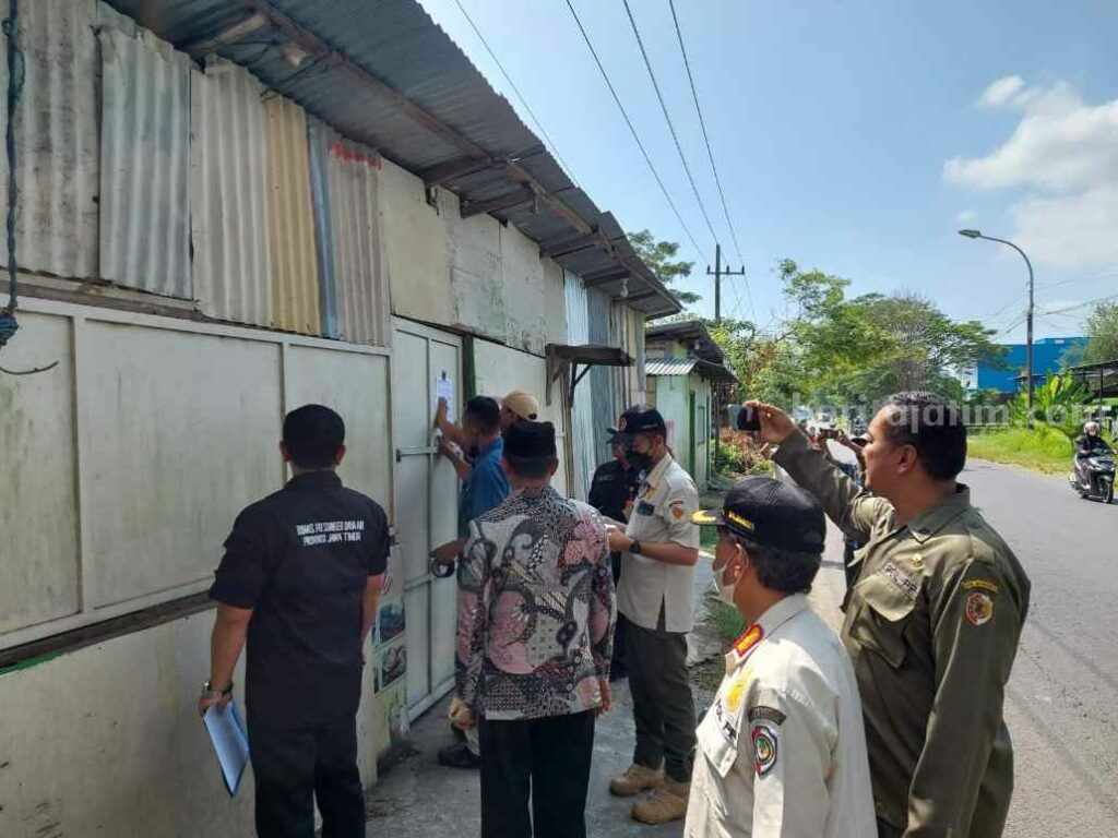 Petugas gabungan Dinas PU SDA Provinsi Jatim dan DPUPR Kabupaten Mojokerto saat melakukan sosialisasi dan penyampaian SP 1 terkait rencana penertiban ratusan bangunan liar di sepanjang aliran sungai Avour Wringinrejo dan Modongan, Kecamatan Sooko, Kabupaten Mojokerto. [Foto : ist]