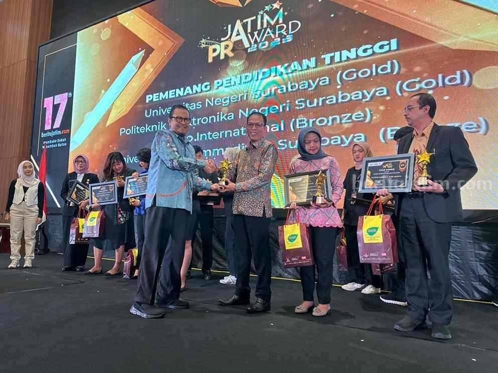 UM Surabaya menerima penghargaan pada ajang Jatim PR Award 2023
