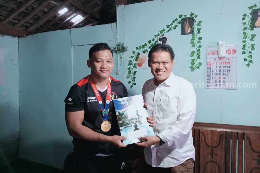 Ketua DPRD Magetan Datangi Lulut Gilang, Minta Pemkab Turut Beri Apresiasi Atlet Berprestasi Lulut Gilang Saputra peraih medali emas Cabor Gulat di Sea Games 2023 Kamboja saat terima kunjungan ketua DPRD Magetan, Selasa (23/05/2023).