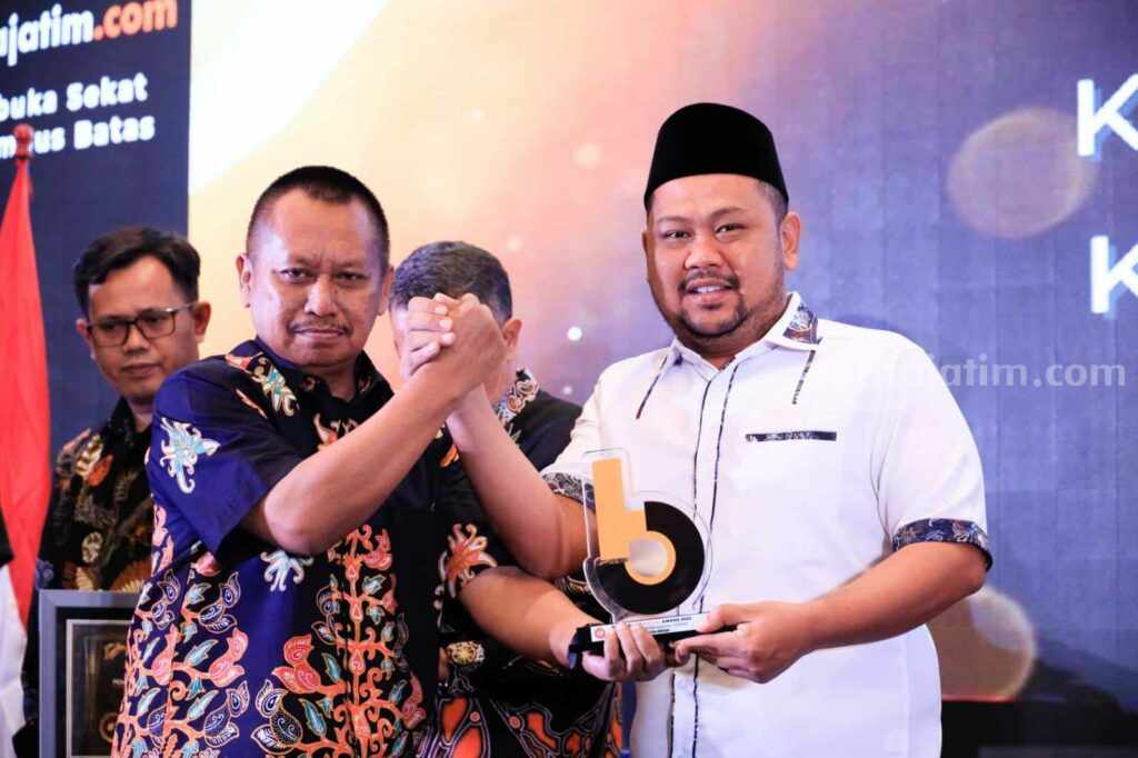 Bupati Gresik Fandi Akhmad Yani saat menerima penghargaan Beritajatim Award 2023 yang diserahkan oleh Ketua PWI Jawa Timur Lutfil Hakim