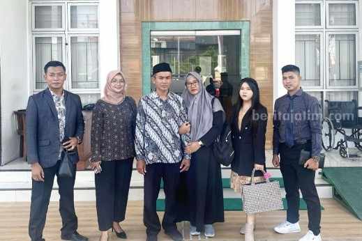 Penganiayaan Santri Ngawi, Delegasi Hotman 911 Mohon Atensi Kapolres Sragen dan Mahfud MD Delegasi Hotman 911 saat mendampingi Jumasri dan Dwi Minto Waluyo, orang tua DWW, santri yang meninggal dianiaya saat sidang kasus di PN Sragen.