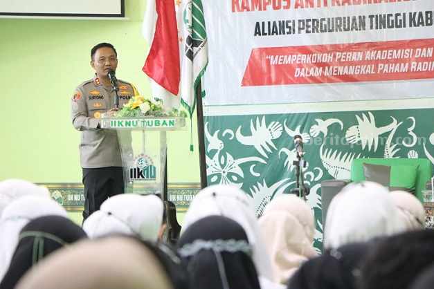 Kapolres Tuban AKBP Suryono saat memberikan materi terkait seminar anti radikalisme dan terorisme kepada mahasiswa di Tuban. [Foto:Diah Ayu/beritajatim.com]