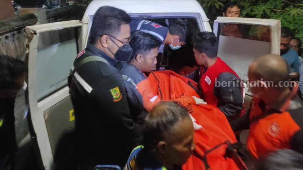 Jenazah AS (25) saat dievakuasi relawan dari kamar kos di Lingkungan Panggreman, Kelurahan/Kecamatan Kranggan, Kota Mojokerto. [Foto : ist]