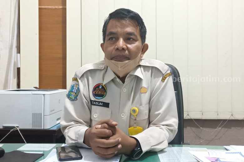 Kasi Pembayaran dan Penagihan UPT Pengelolaan Pendapatan Daerah Jatim di Tuban, Taslim saat diruang kerjanya. [Foto:Diah Ayu/beritajatim.com]