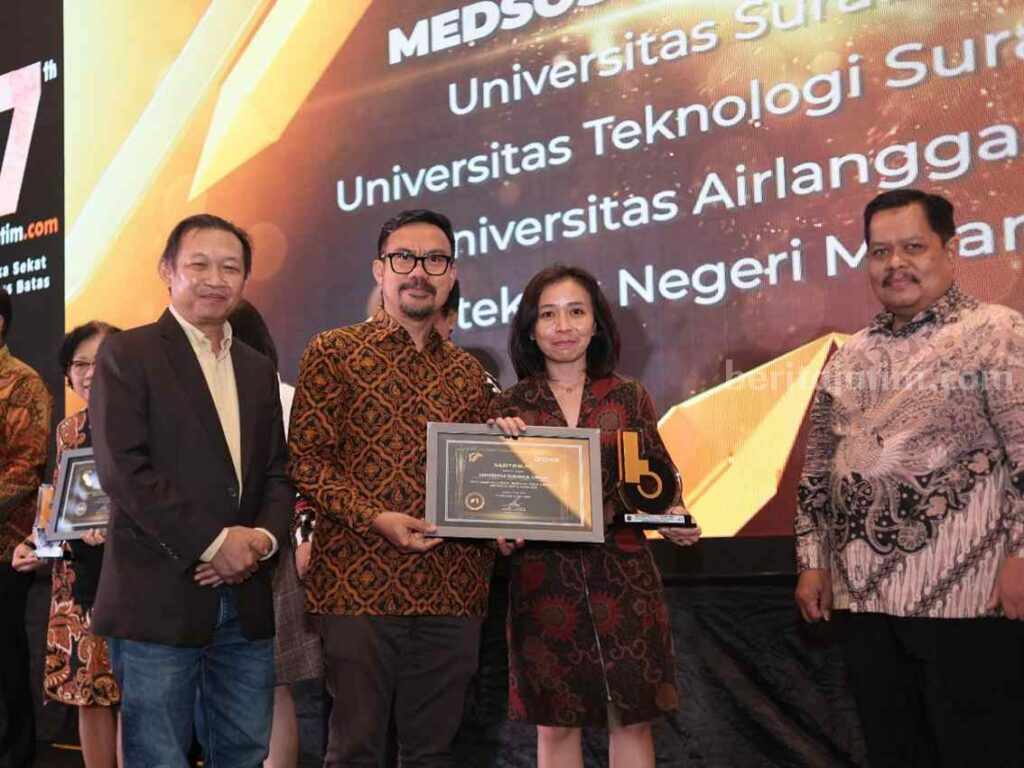 Penyerahan penghargaan Beritajatim Digital Award 2023 di Whiz Luxe Hotel Spazio Tower, Surabaya