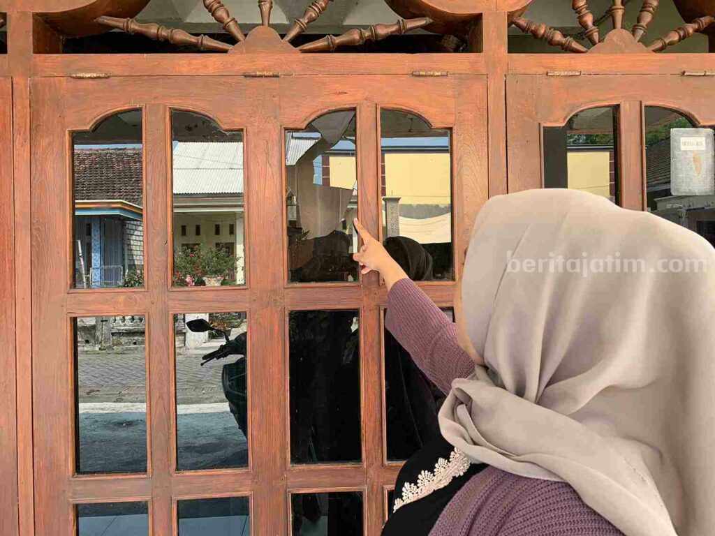 rumah warga Desa Sirnoboyo, Kecamatan Kedamean, Greskk, kacanya pecah dirusak orang tak dikenal