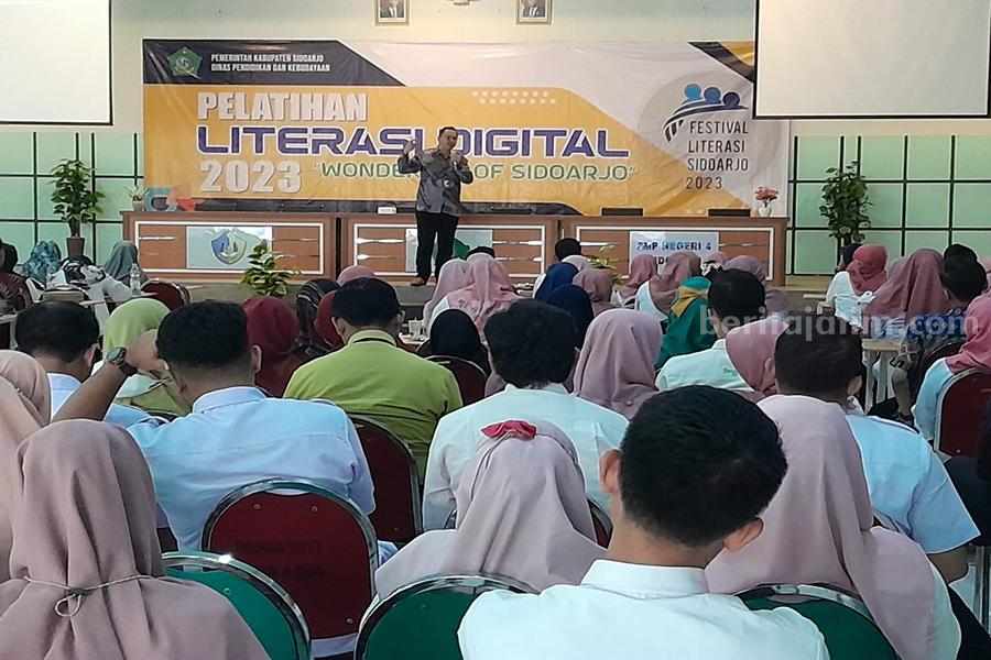 Dikbud Sidoarjo Bekali Literasi Digital untuk Ribuan Guru SD dan SMP Pemateri memberikan materi kepada peserta pelatihan