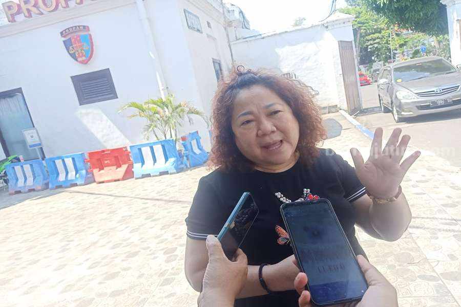 Metty Oesman Serahkan Bukti Transfer ke Oknum Petugas Polsek Mulyorejo untuk Pelicin Kasusnya Metty Oesman usai menjalani pemeriksaan di Propam Polrestabes Surabaya, Rabu (24/05/2023). (Foto/anggadia)