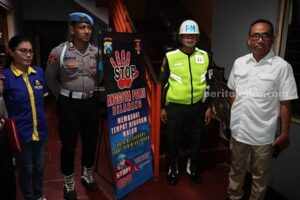Anggota Polres Sumenep Dilarang Masuk Tempat Hiburan Malam pemasangan banner larangan ke tempat hiburan malam (foto : Humas Polres Sumenep)