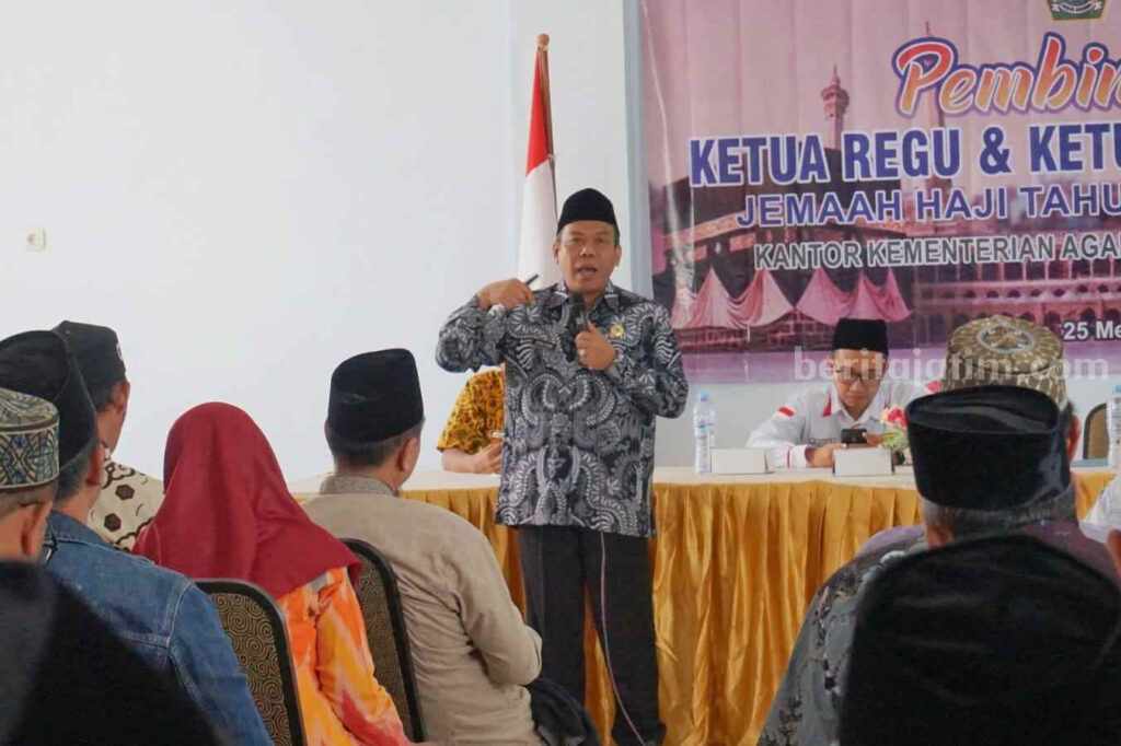 Kepala Kemenag Tuban Ahmad Munir saat memberikan arahan kepada Ketua kloter dan Ketua rombongan jemaah haji asal Tuban. [Foto:Diah Ayu/beritajatim.com]