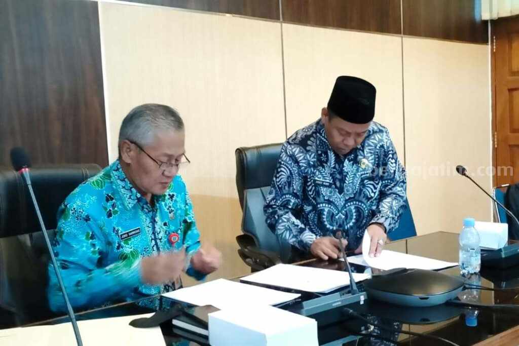 Kepala Kemenag Tuban Ahmad Munir bersama asisten Pemerintahan Kabupaten Tuban. [Foto:Diah Ayu/beritajatim.com]