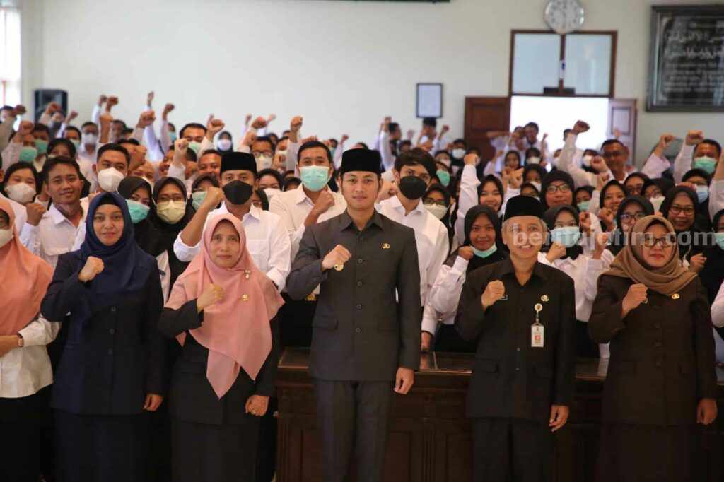 115 Tenaga Kesehatan saat menerima SK pengangkatan PPPK formasi tahun 2022 oleh Bupati Tuban. [Foto:Diah Ayu/beritajatim.com]