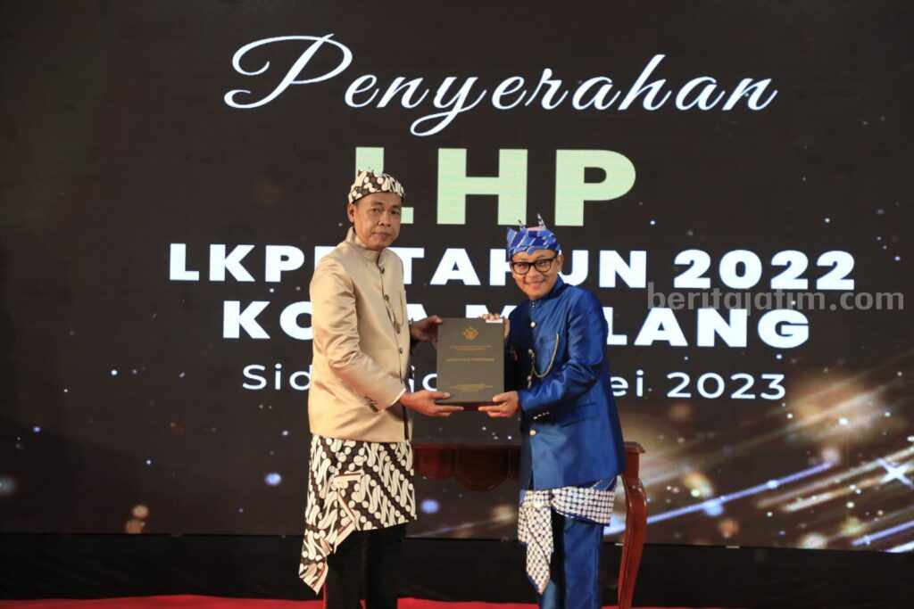 Wali Kota Malang, Sutiaji menerima langsung LHP tersebut dari Kepala Badan Pemeriksa Keuangan (BPK) RI Perwakilan Provinsi Jawa Timur, Karyadi.