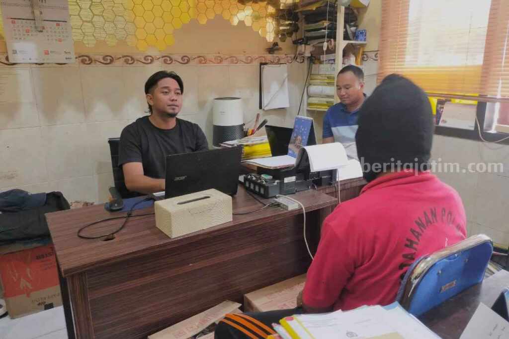 Pria di Sampang Cabuli Anak Tiri Sejak SD Hingga SMP Sampai Hamil 8 Bulan Pemeriksaan pelaku pencabulan anak hingga hamil di Mapolres Sampang (Foto: Zamachsari/beritajatim.com)