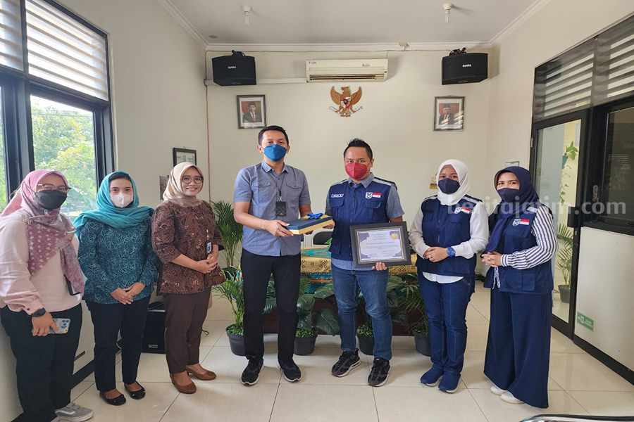Direktur PT Sarana Karya Solusindo, Reza Kurniawan produsen Bandell Lighting (lampu Bandell) menyerahkan bantuan sosial.