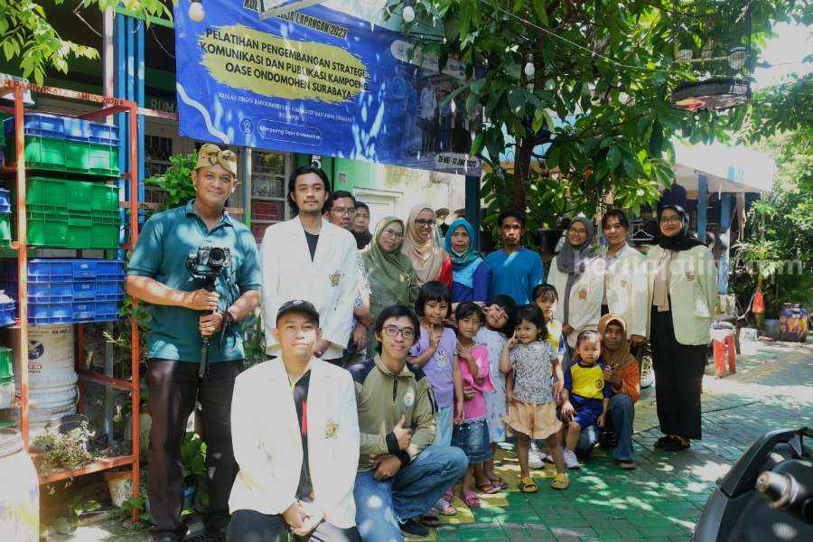 Mahasiswa Stikosa-AWS Beri Pelatihan Strategi Komunikasi dan Publikasi di Kampoeng Oase Ondomohen Mahasiswa Stikosa-AWS beri pelatihan strategi strategi komunikasi dan publikasi di Kampoeng Oase Ondomohen, Ketabang, Surabaya. (Foto: Istimewa)