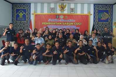 WBP Lapas Kelas IIB Lamongan mengikuti pelatihan pembuatan sabun cuci (Foto/ist)