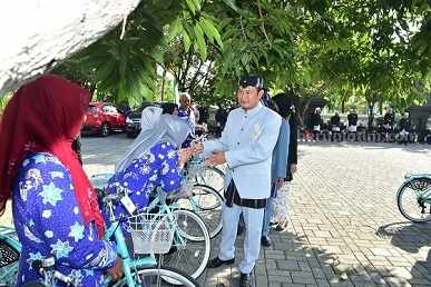 25 kader PPKBD yang menerima sepeda angin dalam puncak Hari Jadi Lamongan ke-454 (Foto: A. Thoriq Hidayatullah/beritajatim.com)