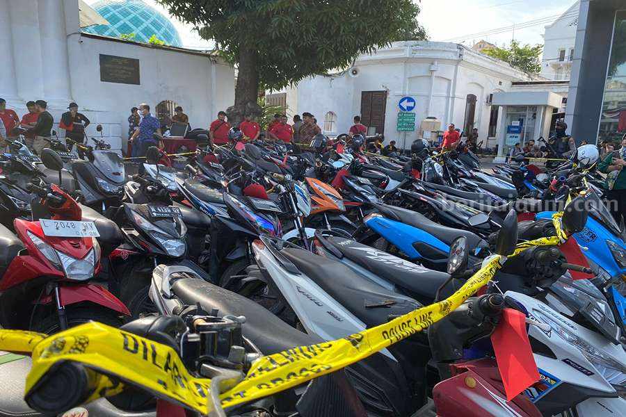 Polrestabes Surabaya Tangkap 2 Penadah dari 100 Bandit Jalanan Puluhan sepeda motor yang diamankan oleh Polrestabes Surabaya dari dua penadah yang ditangkap.